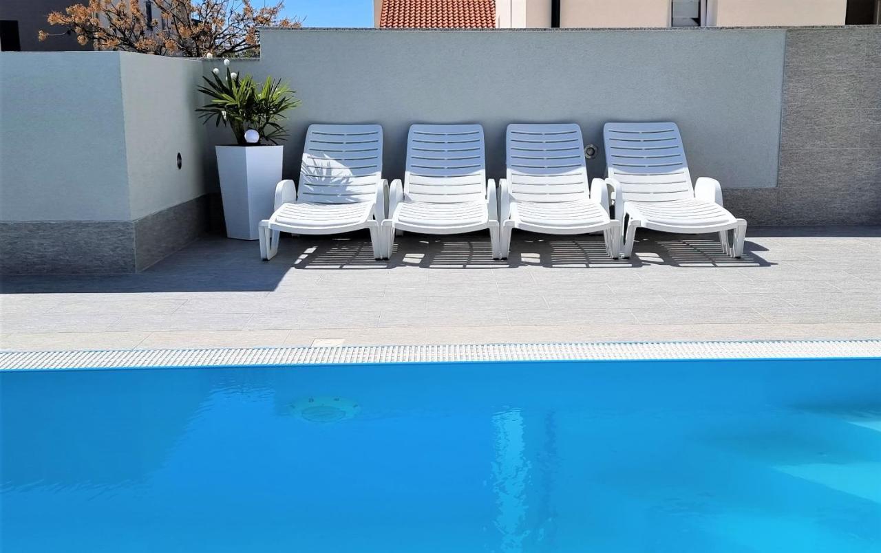 Apartments Le Mare - Pool, Sandstrand, Meerblick, W-Lan, Grill Привлака Екстериор снимка