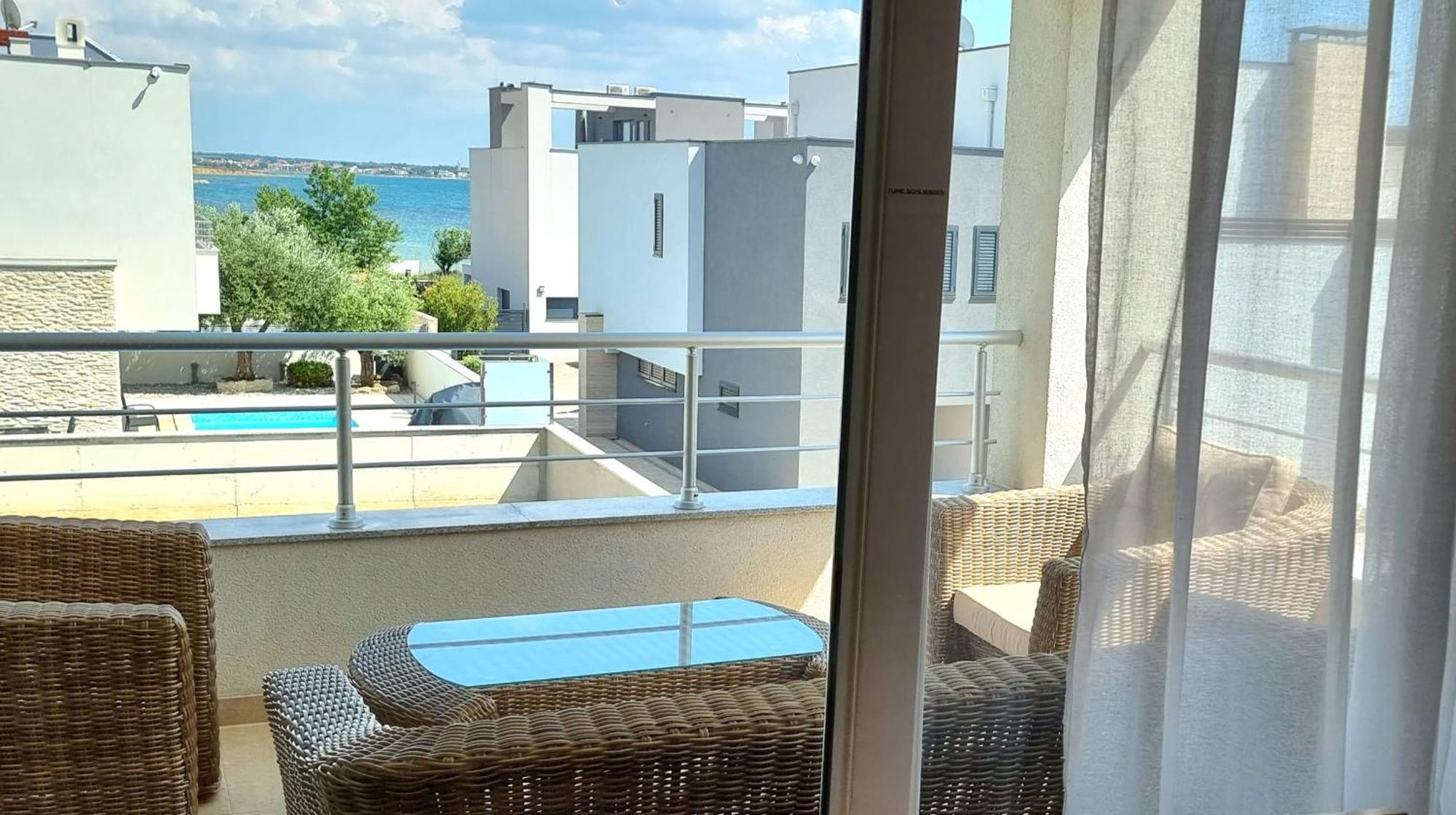 Apartments Le Mare - Pool, Sandstrand, Meerblick, W-Lan, Grill Привлака Екстериор снимка