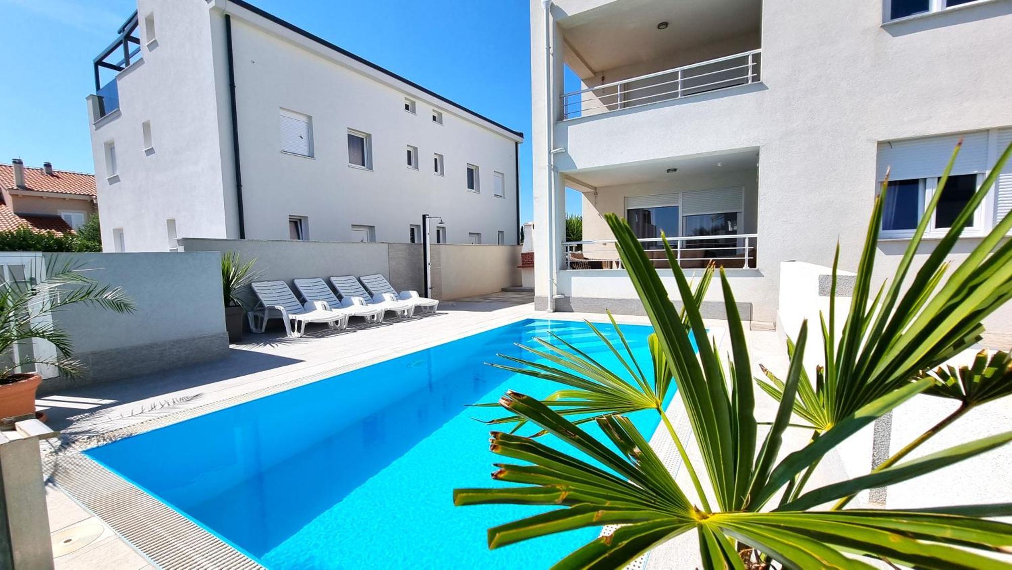 Apartments Le Mare - Pool, Sandstrand, Meerblick, W-Lan, Grill Привлака Екстериор снимка