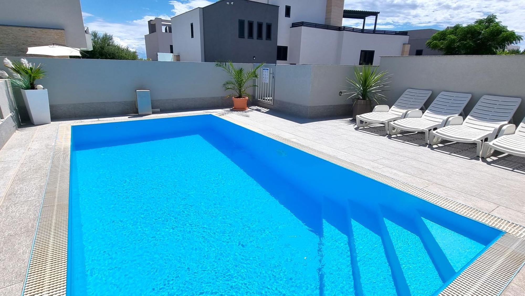 Apartments Le Mare - Pool, Sandstrand, Meerblick, W-Lan, Grill Привлака Екстериор снимка