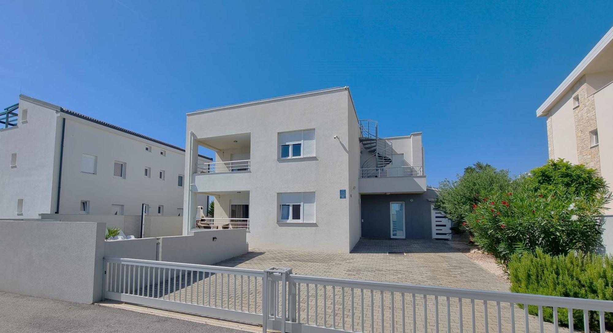 Apartments Le Mare - Pool, Sandstrand, Meerblick, W-Lan, Grill Привлака Екстериор снимка
