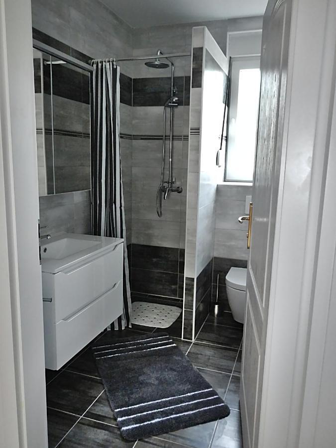 Apartments Le Mare - Pool, Sandstrand, Meerblick, W-Lan, Grill Привлака Екстериор снимка