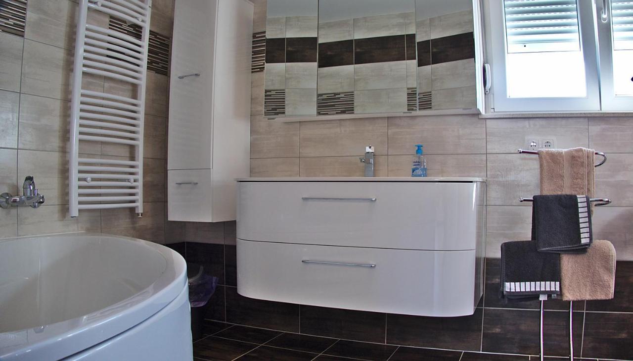Apartments Le Mare - Pool, Sandstrand, Meerblick, W-Lan, Grill Привлака Екстериор снимка