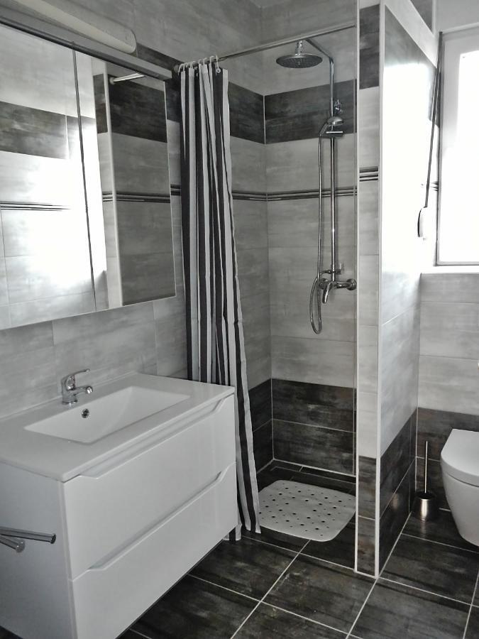 Apartments Le Mare - Pool, Sandstrand, Meerblick, W-Lan, Grill Привлака Екстериор снимка