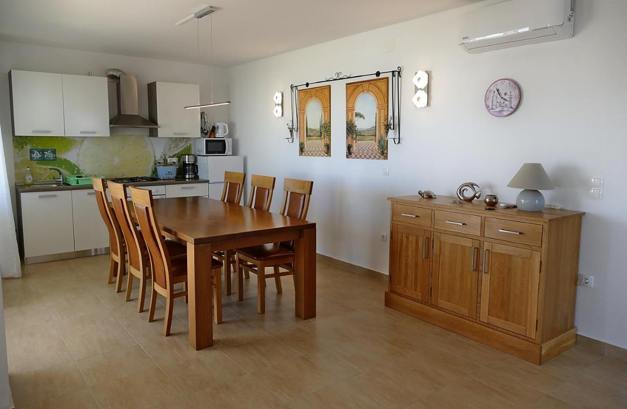 Apartments Le Mare - Pool, Sandstrand, Meerblick, W-Lan, Grill Привлака Екстериор снимка